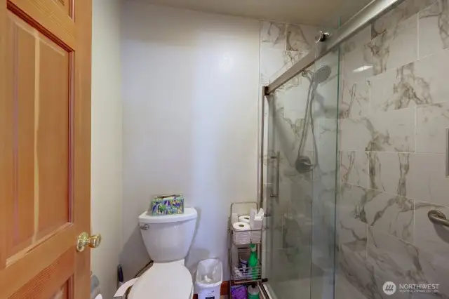 Primary bathroom w/step in shower