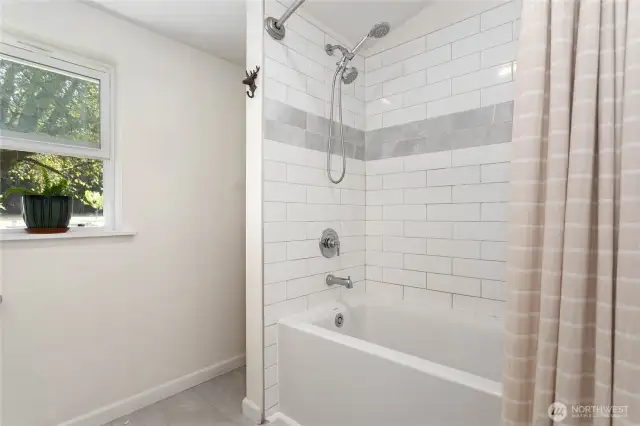 Bathroom tub/shower