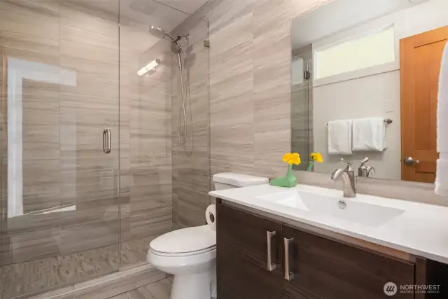 Upstairs en suite bathroom