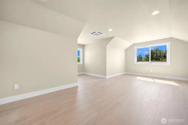 336 SF Upstairs Bonus Room