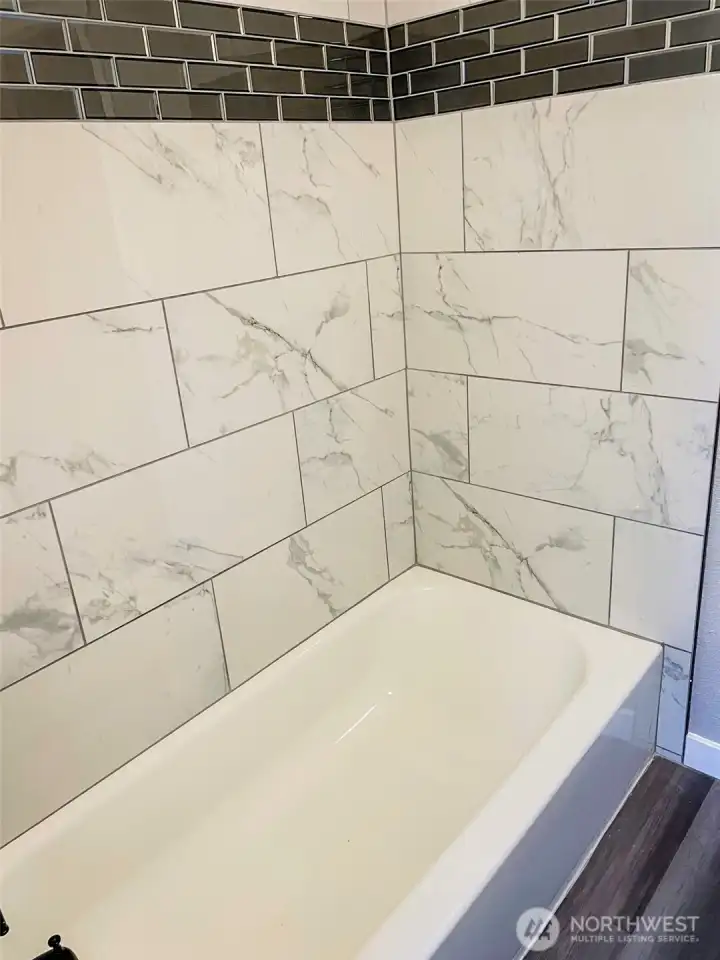MAIN BATH TUB...AWESOME TILE