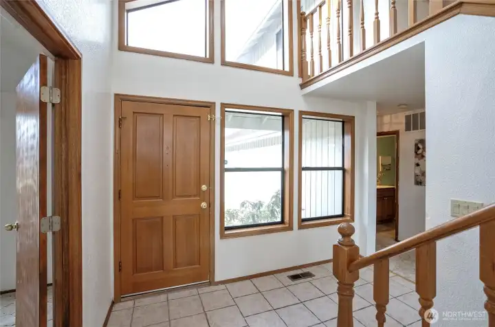 Front entrance foyer with alot of natural lighitng and vaulted ceilings