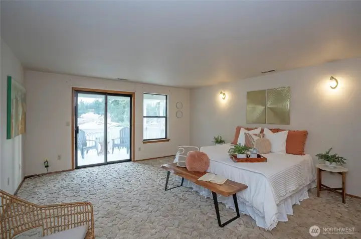 Large king bed with alot of space!