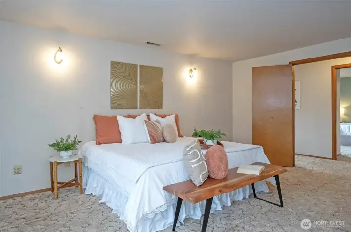 Double door in the primary to the hallway