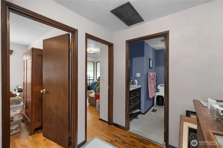 back 2n & 3rd bed, bath off hallway