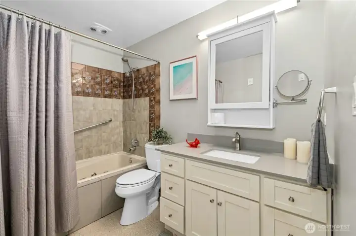 Upstairs Bath - Jetted Tub
