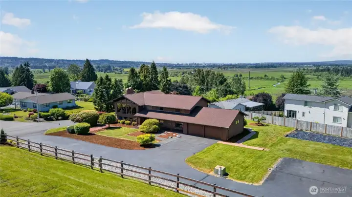 This property features a sport court with a NEW basketball hoop and a barn. This property features a sport court with a NEW basketball hoop and a barn.