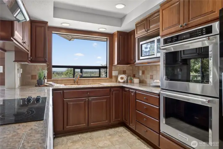 Kitchen refresh completed around 2015. Double ovens! Kitchen refresh completed around 2015. Double ovens!