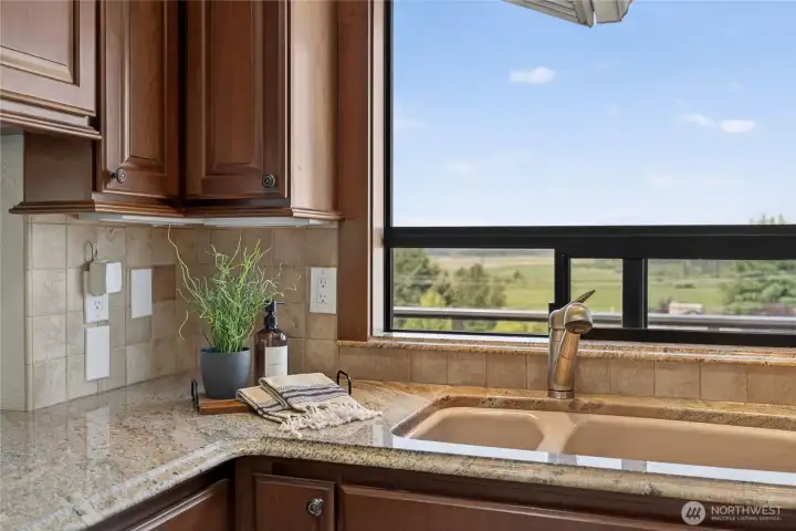Granite countertops and plenty of storage. Granite countertops and plenty of storage.