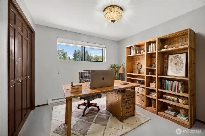 Bedroom or office upstairs. (Virtually staged) Bedroom or office upstairs. (Virtually staged)
