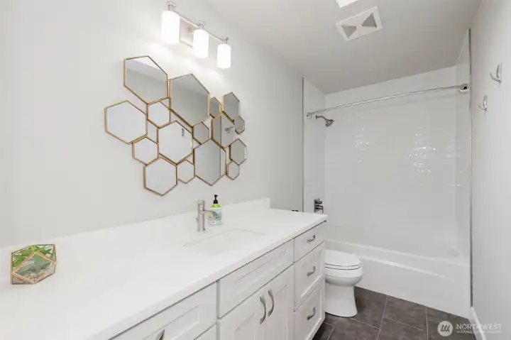 Upper Level Full-Bath, off Hallway.