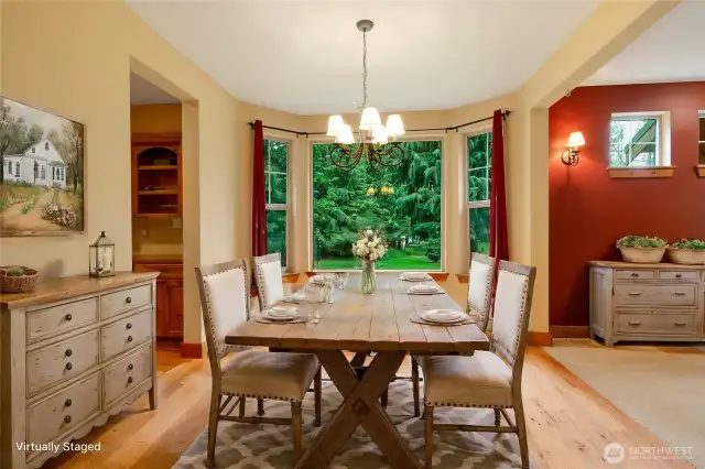 Virtually staged dining room