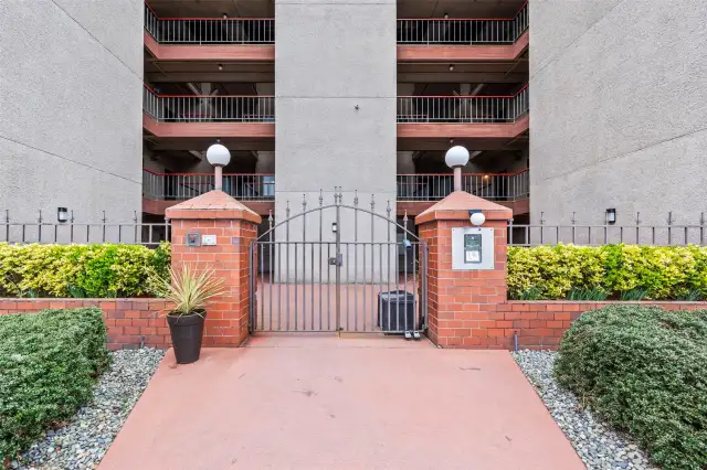 Minutes from Chambers Bay Golf Course and trails, with quick access to Point Ruston and Proctor District for shopping and dining. A short drive to Gig Harbor’s marinas and Titlow Beach offers peaceful waterfront trails and stunning Sound views.