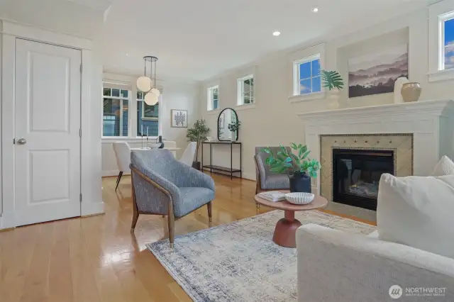 Open and spacious living/dining room spaces lots of West facing windows to brighten up the rooms.