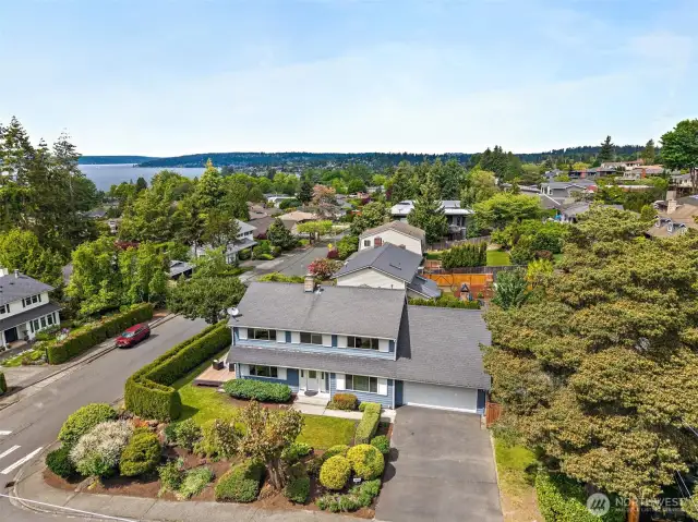 Leveled corner lot close to everything!