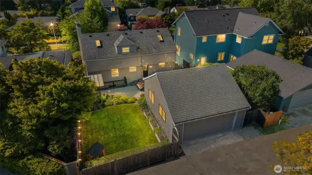 The setting is very private, just steps from Discovery Park and famous Magnolia Blvd.