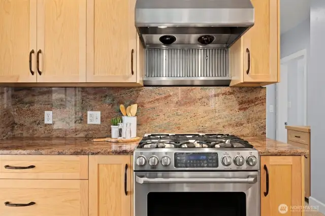 The dual-fuel Café range and heat-lamp hood offer pro-level performance with the style and function made for entertaining.
