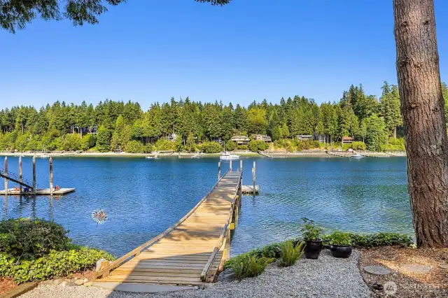Deep-water dock with a float that has 10+ feet of water at a 0' tide.
