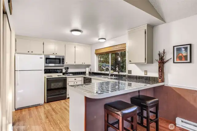 Eating bar for making entertaining or morning breakfasts a breeze!