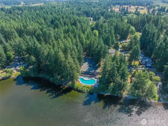 Community amenities include clubhouse with swimming pool.