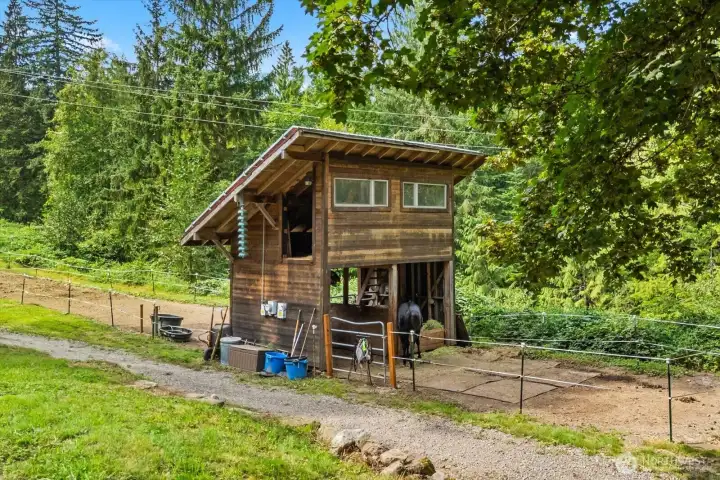 16x12 run in shelter with hay loft