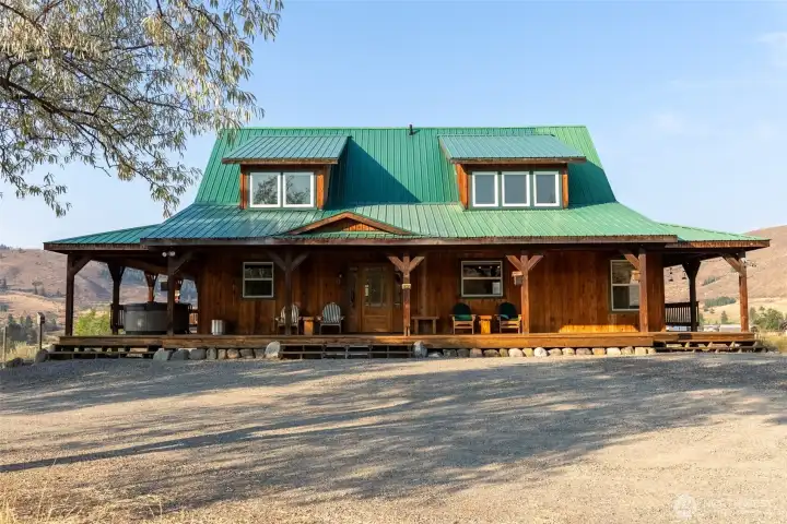 Beautifully crafted Methow home. Underground dog fence to keep your pups close to home!