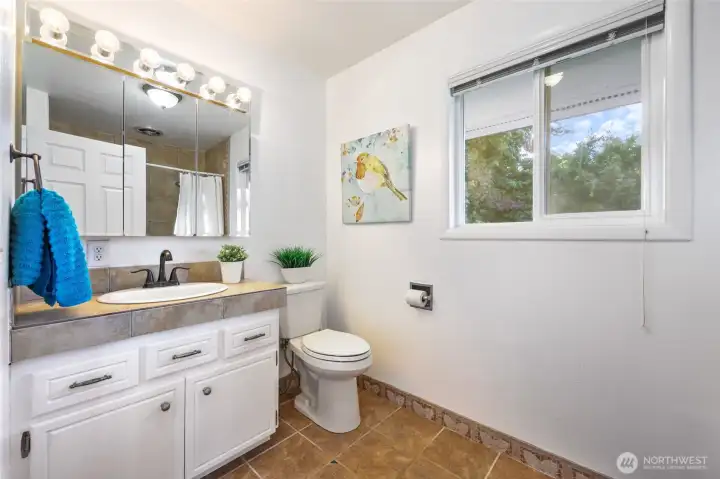Large full bathroom between bedrooms.