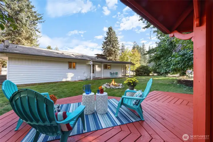 With this grand gazebo you can enjoy the outdoors all year around, equipped with power. Put a TV and string lights up, light the firepit and you are ready to enjoy.