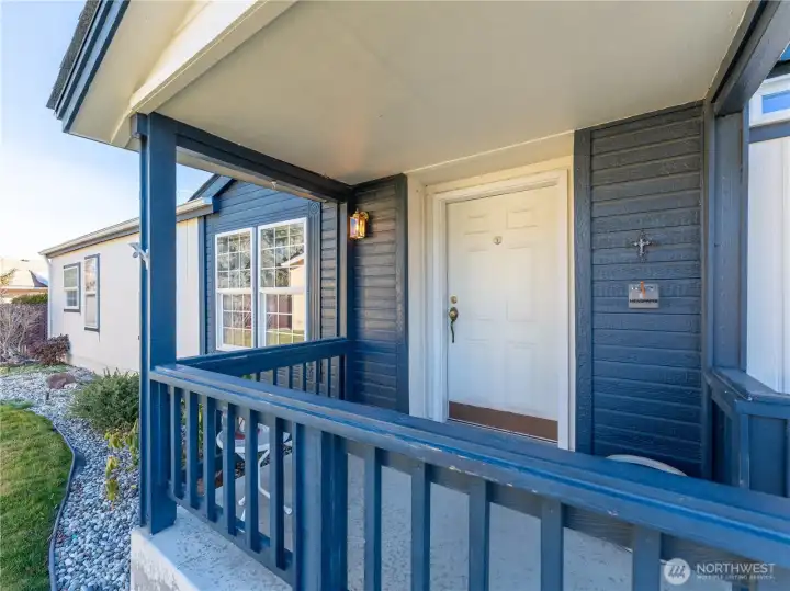 Front porch entry at 913 Meadow Ridge welcoming you into this light and bright Wenatchee home