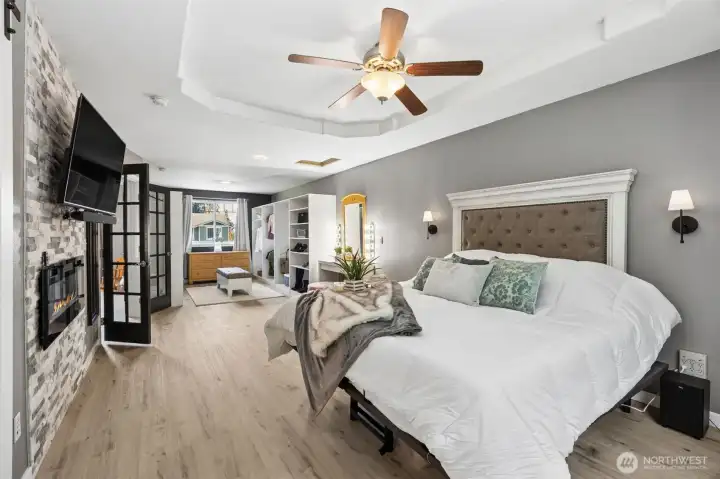 Primary suite with oversized closet space