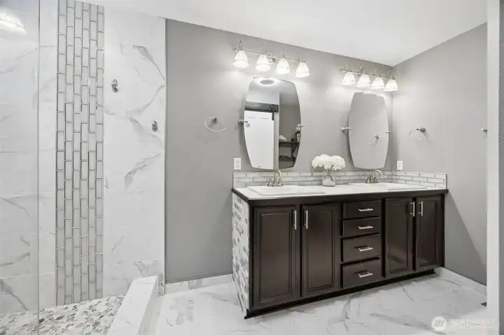 Crisp and clean primary bath!