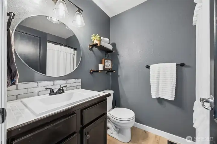 Guest bath on upper floor