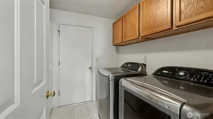 Mud room off of the garage, washer and dryer stay