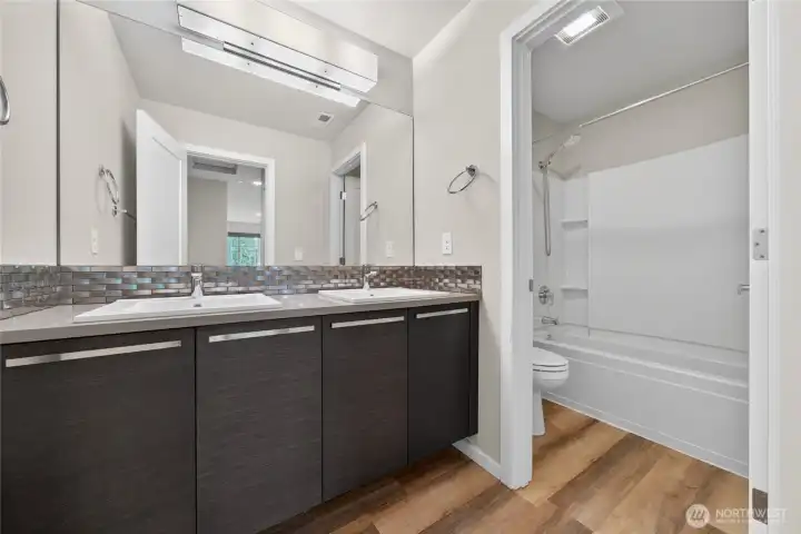 Full bath on the upper level.