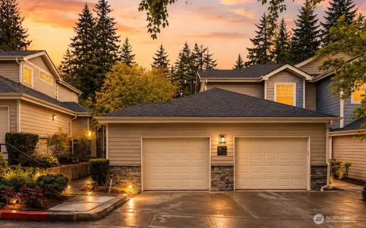 Fabulous 3 bedroom, 3 bathroom corner unit in Jacobs Creek.