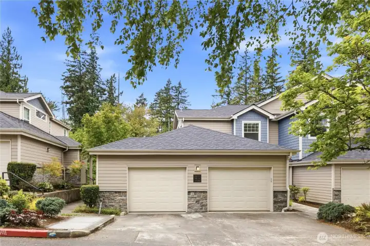 Fabulous 3 bedroom, 3 bathroom corner unit in Jacobs Creek.