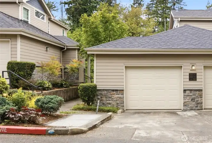 Fabulous 3 bedroom, 3 bathroom corner unit in Jacobs Creek.