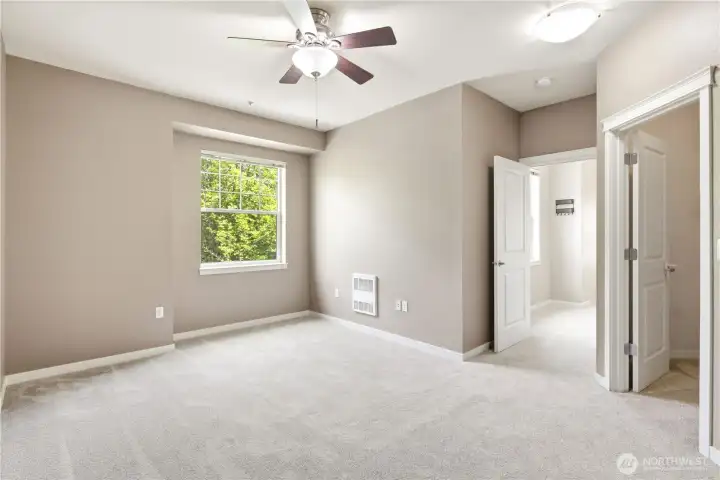 Guest bedroom en-suite#1 w/attached Bathroom