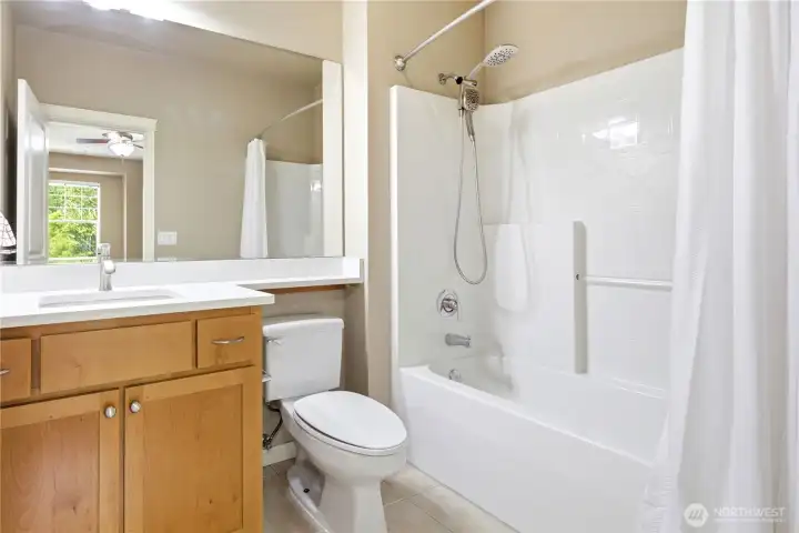 Guest bedroom en-suite#1 w/attached Bathroom#1