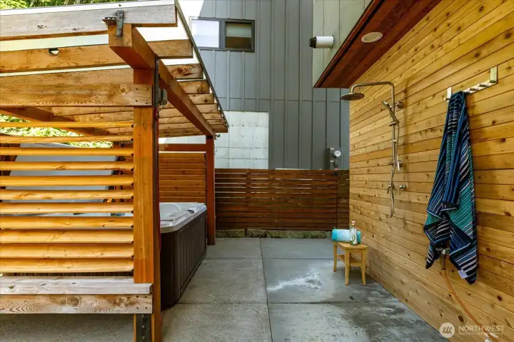 Hot tub w/outdoor shower