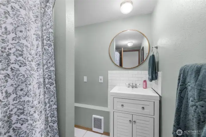 The main bath has a tub/shower combo. The main bath has a tub/shower combo.