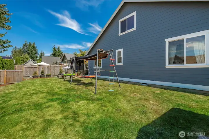 Spacious back yard Spacious back yard