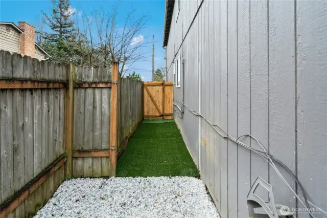 Brand new turf put in - great dog run area!