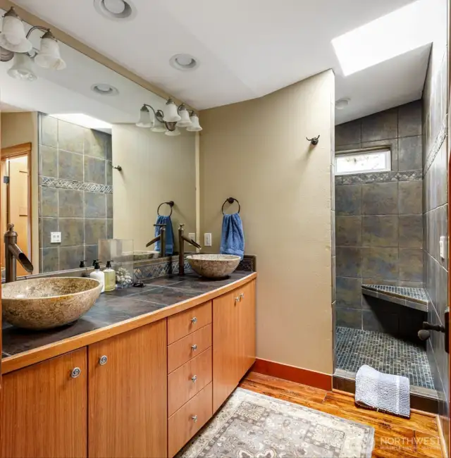 Primary bedroom ensuite (walk-in closet to the right)