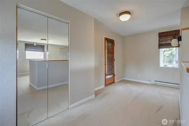 Upper bedroom, cont.