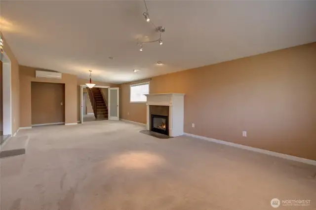 Family room, cont.