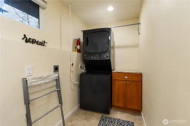 Washer/dryer combo stays.