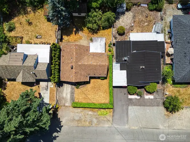 Overview of property with green hedge wrapping around.