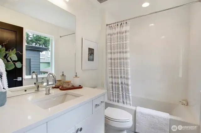 Floor 2 Jr Suite bathroom