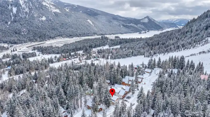 Located in Hyak Estate's "Street of Dreams". Awesome ski in/ski out location and situated on a cul-de-sac.